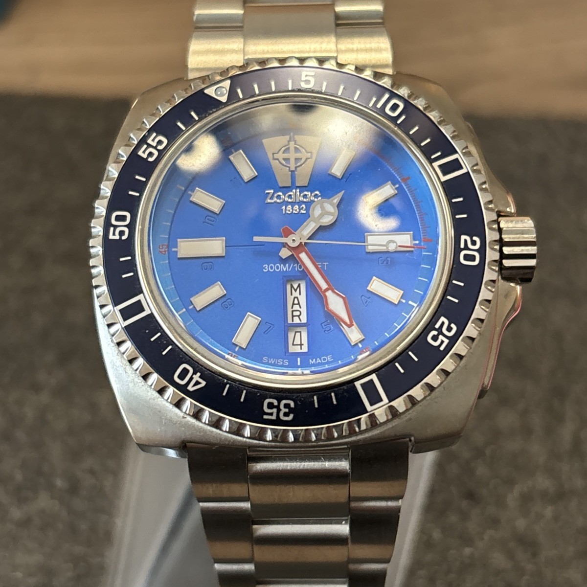 Zodiac V-Wolf Watch Vintage ZO2308 Quartz Movement 44mm Dial See