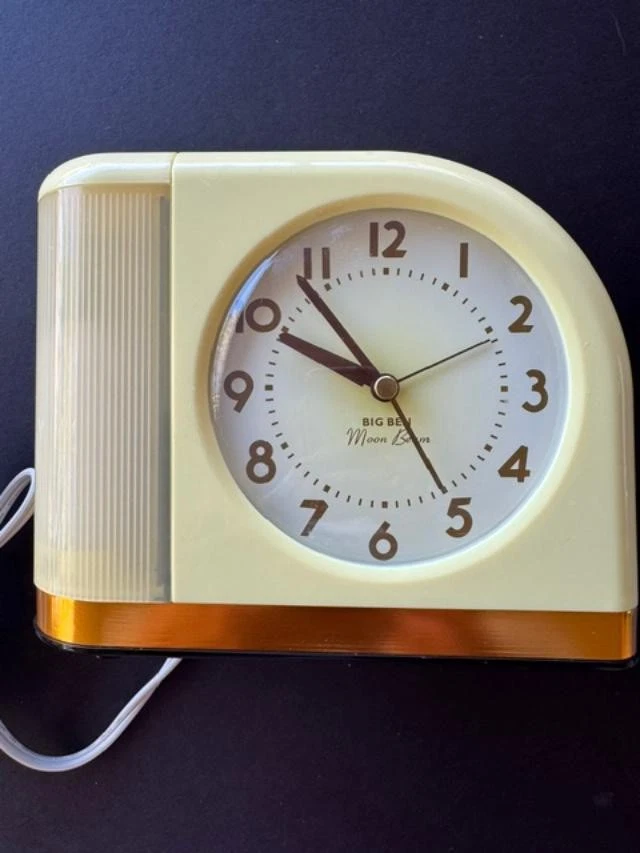 25+ Vintage/Retro Alarm Standard Alarm Clocks Radios for sale