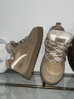 Ugg LOWMEL beige . Neuve jamais porté. Boîte d’origine. Disponible en 38,39,40