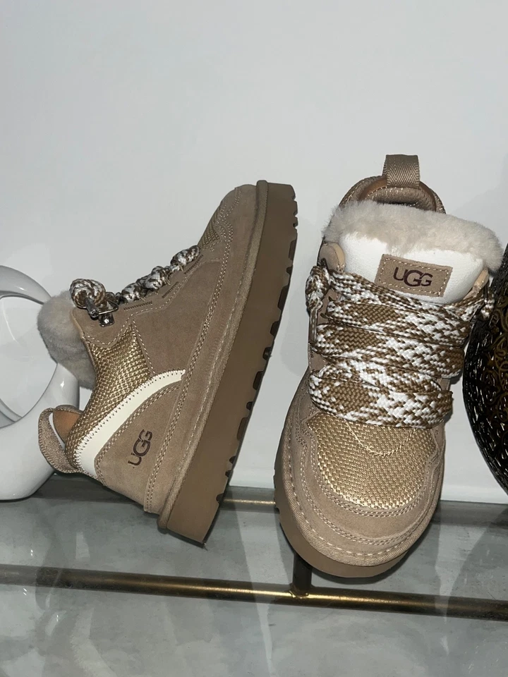 Ugg LOWMEL beige . Neuve jamais porté. Boîte d’origine. Disponible en 38,39,40 - Photo 1/4