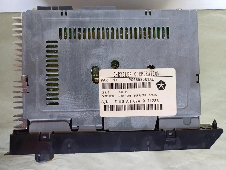 Chrysler Corporation AM FM-радио от 1999 Dodge Neon P04858561AE OEM EUC - Изображение 2 из 4