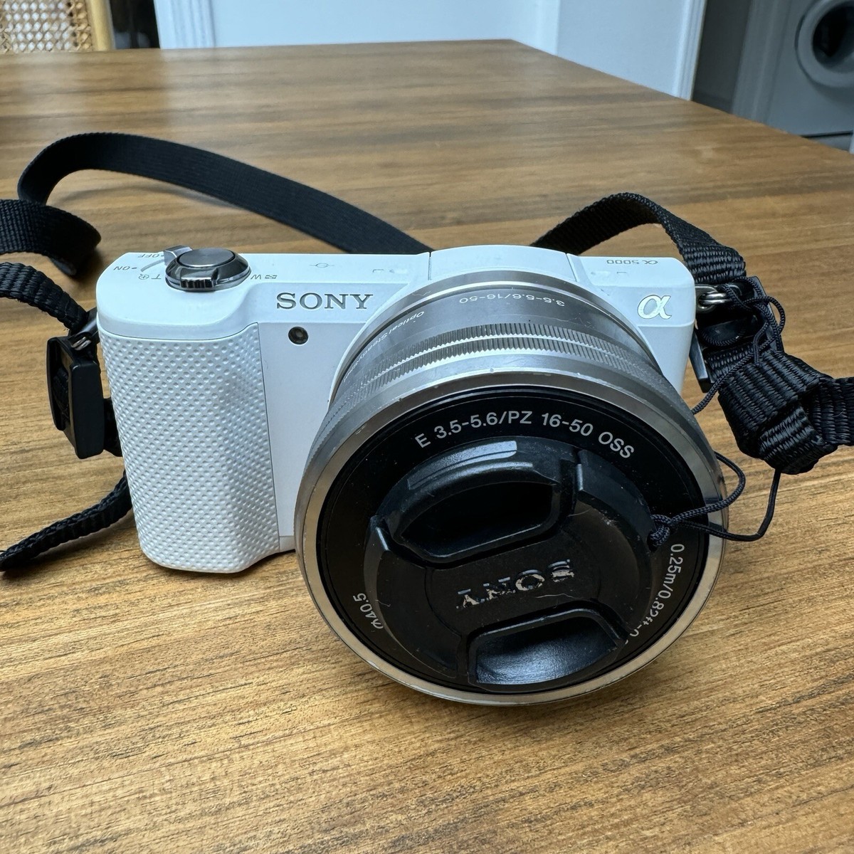Sony A5000 20.1mp 3 Inch 1080p WiFi 16-50mm Lens Compact Camera
