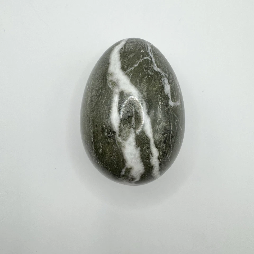 Oeuf en marbre vert et blanc. Peut-être Jaspe - Photo 3/4