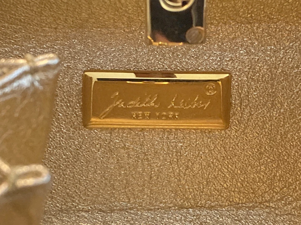 Cartera Judith Leiber Cristal Tesoro Forma Cofre Foto 2 de 4