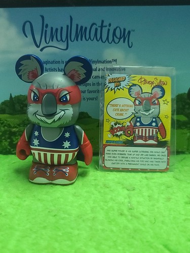 Disney Vinylmation 3" Park Set 1 Zooper Heroes mit Karte Koalabär - Bild 1 von 2