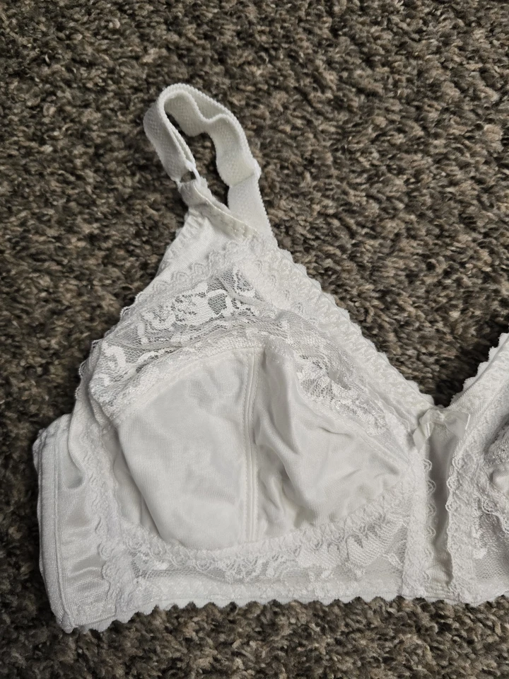 Sujetador De Colección Bobbie Brooks Sin Alambres Comodidad Satén Blanco Comodidad 38C Segunda Piel Brillante Foto 3 de 4