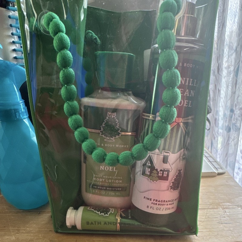 Bath & Body Works Vanilla Bean Noel Gift Set Lotion & Mist 8 fl oz Christmas