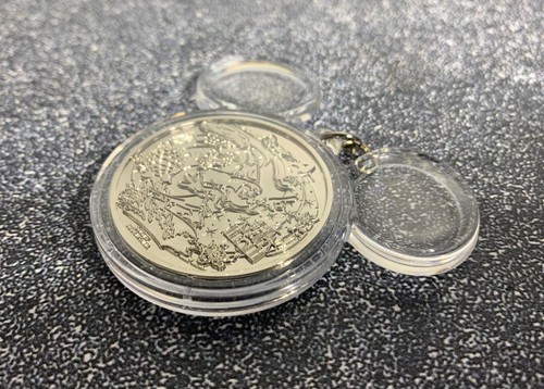 Walt Disney World Ornament / Keychain - Sorcerer Mickey Coin - Where Magic Lives - Picture 4 of 9