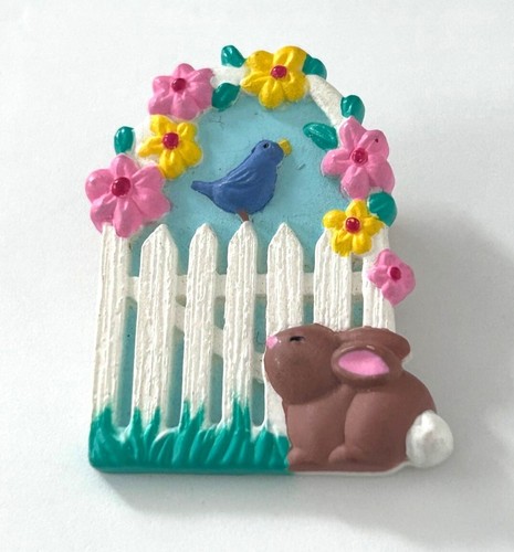 Vintage Punze Kunststoff Pin Ostern Hase Hase Cottontail Lattenzaun Frühling - Bild 1 von 3