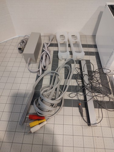 Paquete de consola Nintendo Wii RVL-001 con cables, 2 controladores, 1 juego, probado Nunc - Imagen 3 de 10