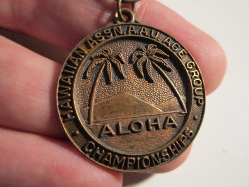 MEDAGLIA VINTAGE HAWAIIAN ASSOCIATION AAU FASCIA ETÀ CAMPIONATI BBA-7 - Foto 2 di 3