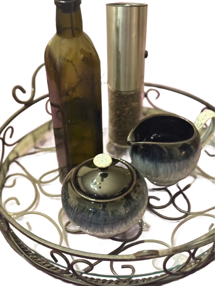 Bandeja redonda Jamestown con inserto de vidrio, patas de hierro negro, Southern Home Living Foto 2 de 4