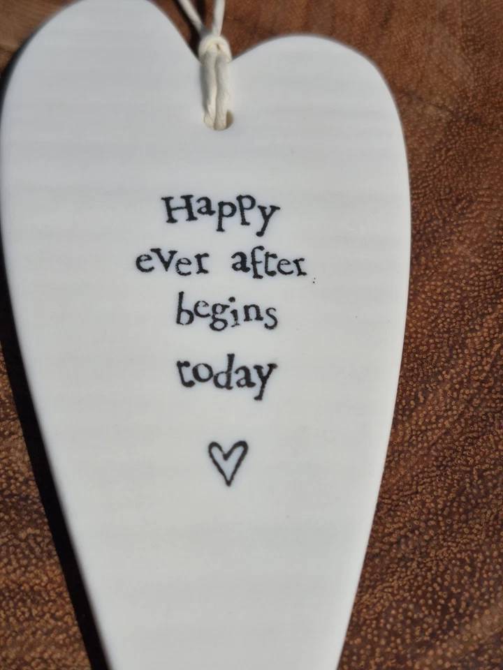 Lindo adorno en forma de corazón del este de la India 'Feliz para siempre comienza hoy' 5" Foto 2 de 4