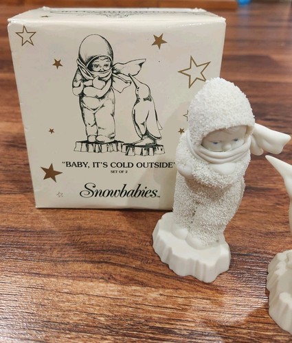 Dept.56 Snowbabies Weihnachtsfigur "Baby, It's Cold Outside" - Bild 7 von 7