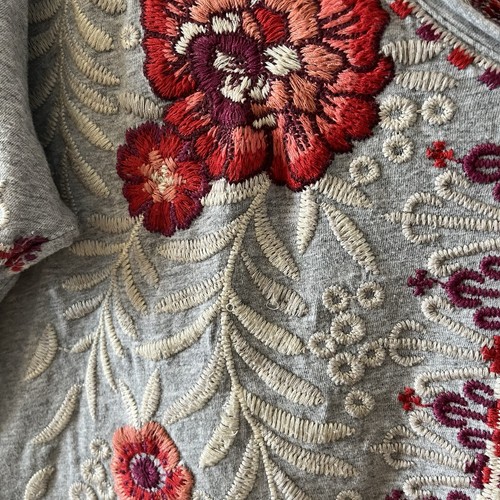 Johnny Was T-Shirt Top Size Sm Embroidered Gray Floral V-Neck Short Sleeve Boho - Picture 10 of 18