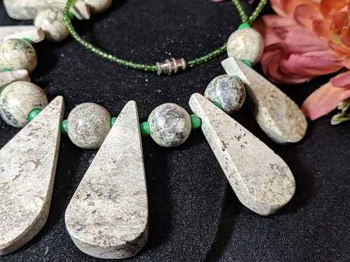 Vintage Natural Carved Stones & Lime Green Glass Micro Beads Native Necklace - Picture 4 of 16