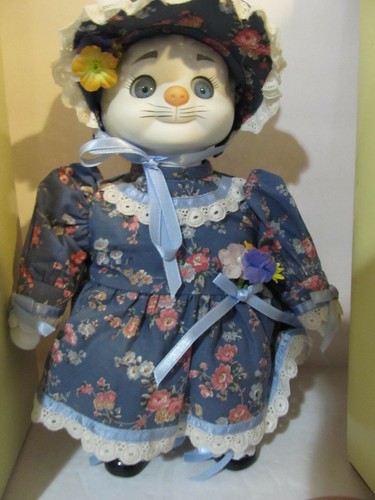 Vintage 1989 Porcelain GOEBEL DOLLY DINGLE MUSICAL CAT DOLL by Bette Ball w/ Box - Picture 7 of 10