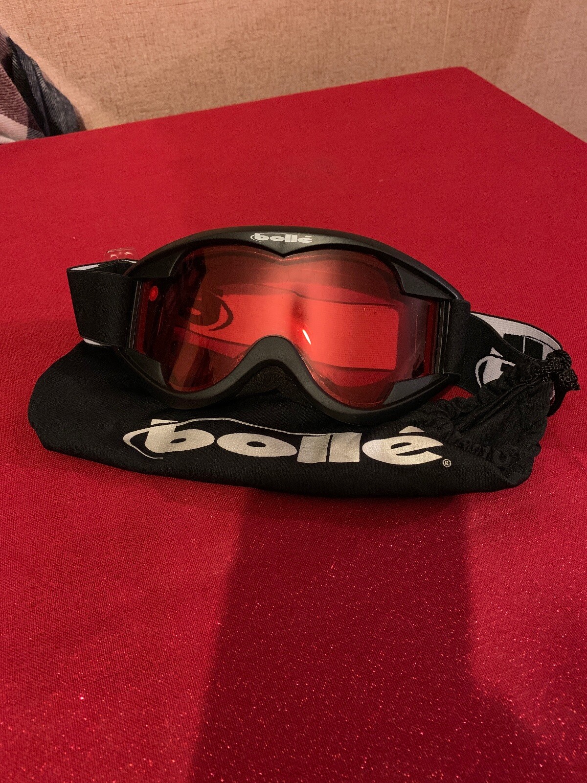 Bolle Ski Snowboard Goggles With Red Lenses And Pouch.. Excellent Condtion Bolle Ski Snowboard Goggles With Red Lenses And Pouch.. Excellent Condtion
