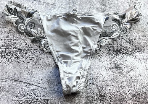 SOMA ~ grau silber ~ SINNLICHES SPITZEN TANGA HÖSCHEN ~ GRÖSSE Medium - Neu ohne Etikett RAR