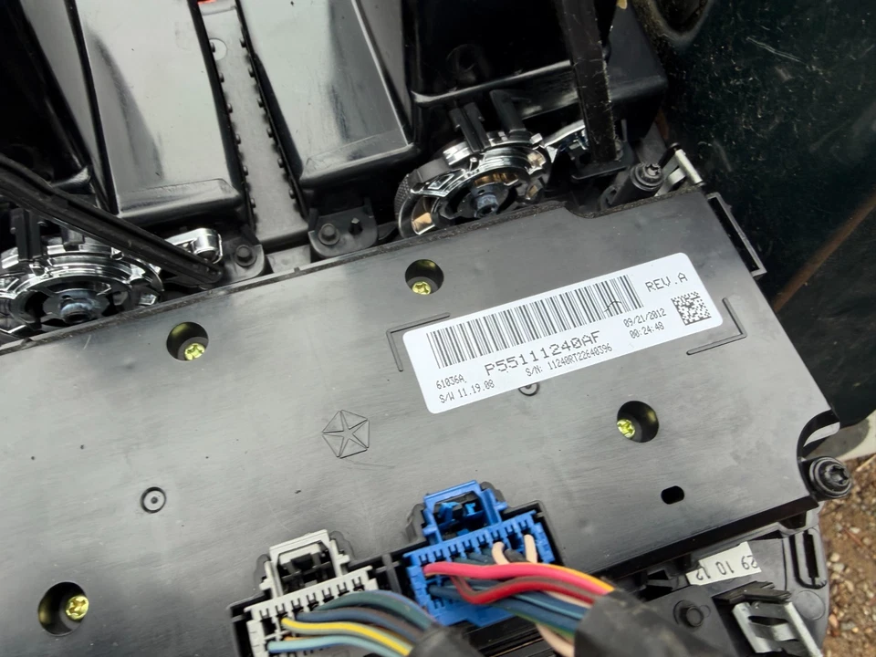 11-20 DODGE CARAVAN FRONT HEATER AC A/C CONTROL UNIT W/ 3 ZONE CONTROLS w/ VENTS - Image 3 of 3