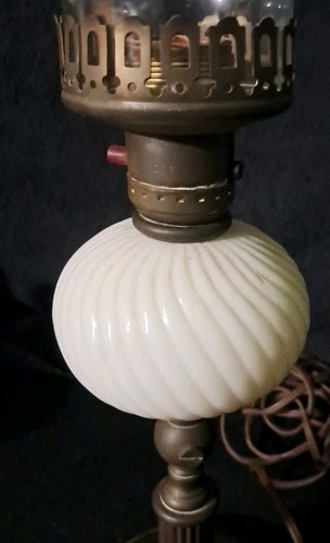 VINTAGE URAN MILCHGLAS WIRBEL TISCH/KOMMODE LAMPE ELEKTRISCH 18" HOCH - Bild 10 von 10