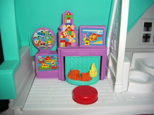 Fisher Price Little People 2017 SOUNDS DOLLHOUSE Teal Roof Furniture 4 Figures - Picture 6 of 17