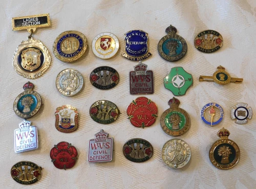 25x LOT WW2 WORLD WAR TWO WI WOMENS INSITUTE LAND ARMY MILITARY ENAMEL BADGES