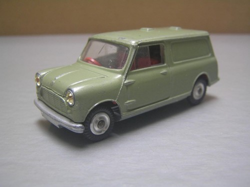 Corgi Toys 450 Austin Mini Van Countryman 1/43 scale in Very Good Condition - Picture 2 of 8
