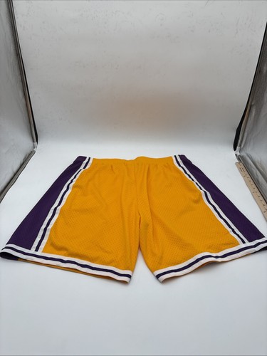Pantaloncini swingman gialli Los Angeles Lakers 1996-97 da uomo taglie Mitchell & Ness 3XL - Foto 7 di 7