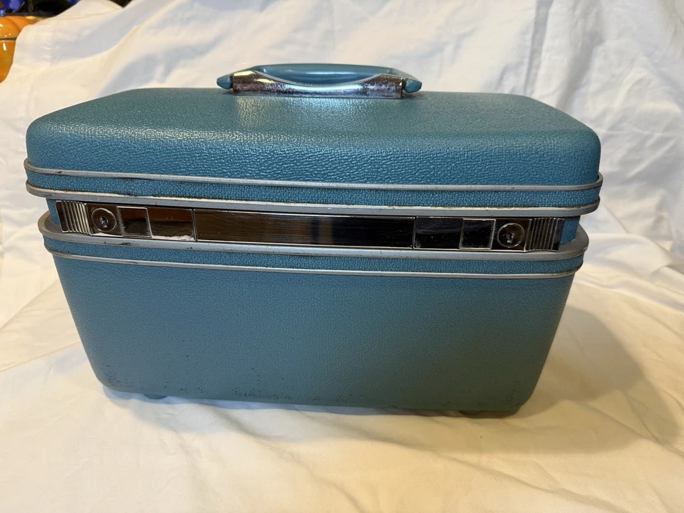 Vintage Samsonite Silhouette Train Case Luggage Blue Color, Pockets 1960’s - Image 2 of 4