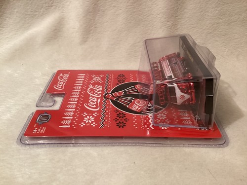 M2 Machines Chase ~ Coca- Cola Christmas ~ 1960 VW Delivery Van ~1 :64 ~ Red - Picture 8 of 9