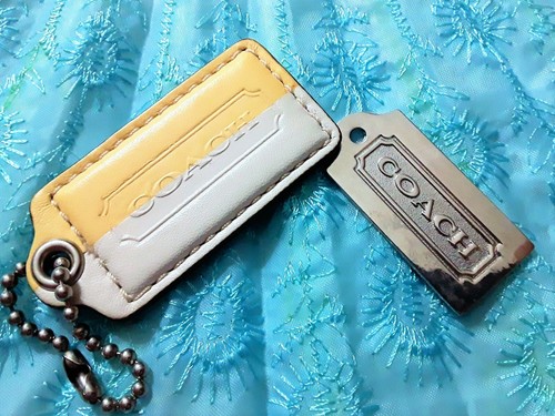 Coach Accessoire Set - 2 Metall silberfarben & weiß-gelbes Etikett Markenlogo Set A