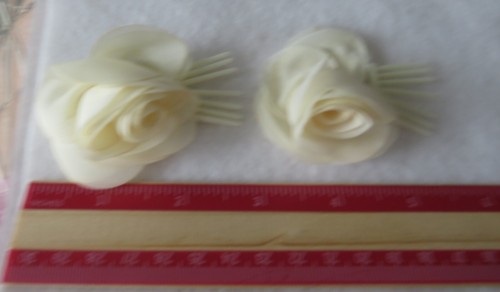 Pair (2) Hair Combs Cream White Flowers Silky Like Material - Picture 2 of 10