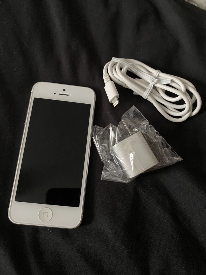 International iPhone 5 - 32GB - White & Silver (Unlocked) A1429 CDMA + GSM - Image 4 of 4