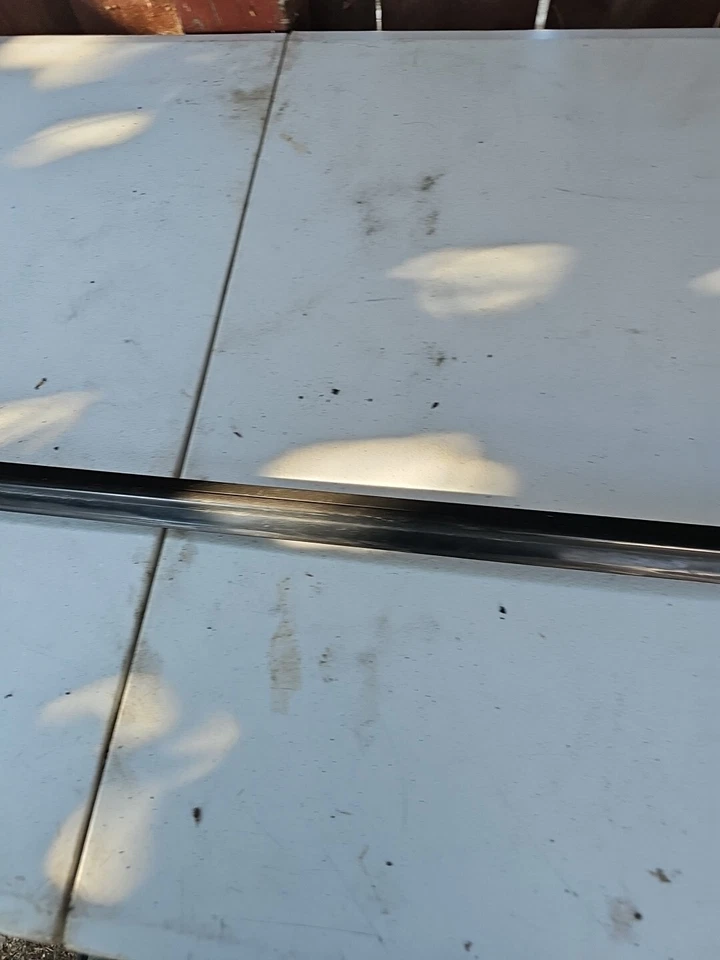 Volvo 245 Wagon 91 negro trasero D.S. Línea de cinturón turbo de goma con borde de cuarto de panel Foto 2 de 4