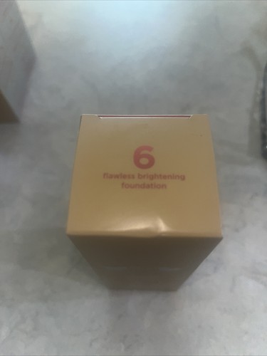 Benefit 6 Flawless Brightening Foundation Full Size - Picture 4 of 4