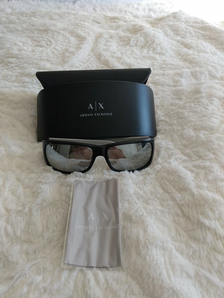 Gafas de sol Armani Exchange ea9315s montura plateada y azul oscuro sobre lentes grises Foto 2 de 4