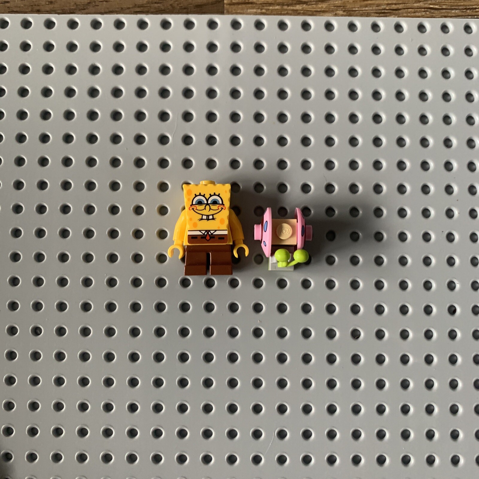 LEGO Gary the Snail Pink Shell, And Sponge Bob Minifigure 3818 3834 Lot Of 2