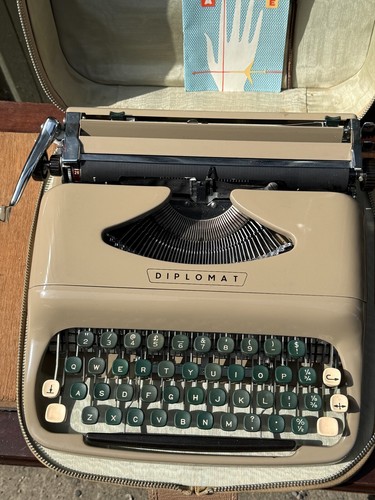 VINTAGE ANTIKE ALTE SCHREIBMASCHINE BRAUN DIPLOMAT IM LEDERETUI FUNKTIONIERT - Bild 2 von 5