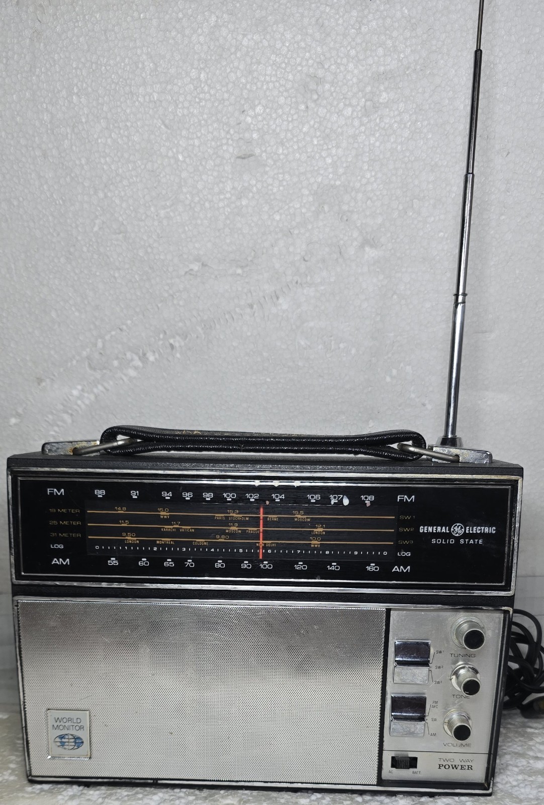 Vintage Ge General Electric AC - Battery World Monitor Portable Radio ...