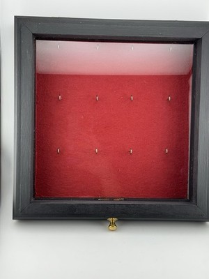 Holz Wandvitrine für Medaillen Pins Anstecker Glastür rotes Futter