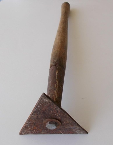 Vintage 18" Long Paint Scraper 4" Triangular Head Wooden Handle - Picture 3 of 7