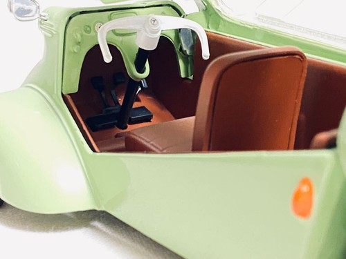 1/18 Messerschmitt KR200 1956 Messerschmitt KR200 Light Green REVELL - Picture 9 of 9
