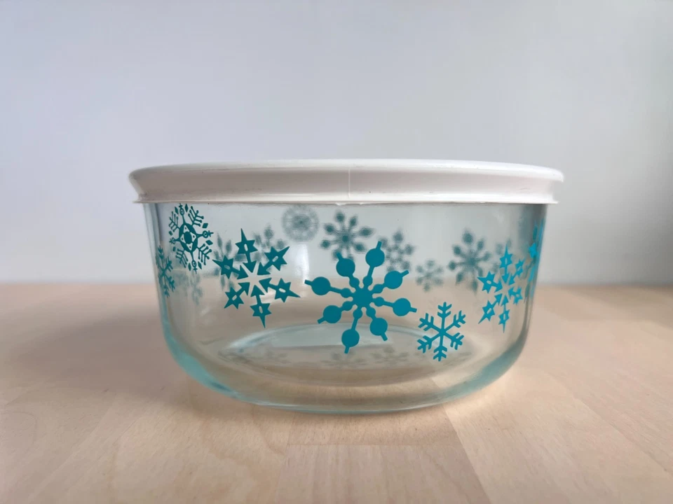 Pyrex Glass 1qt 4 cup Storage Bowl 7201 Holiday Turquoise Snowflakes White Lid - Image 4 of 4