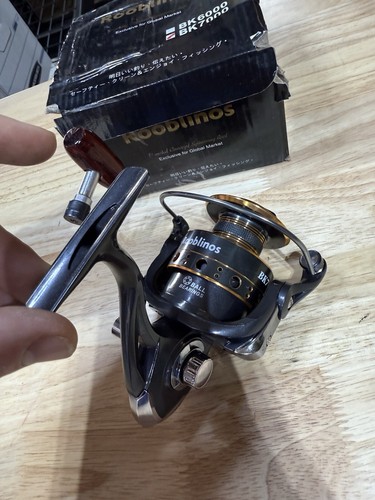 Rooblinos BK7000 Spinning Reel w/ Box | 5.2:1 Gear Ratio - Picture 3 of 6