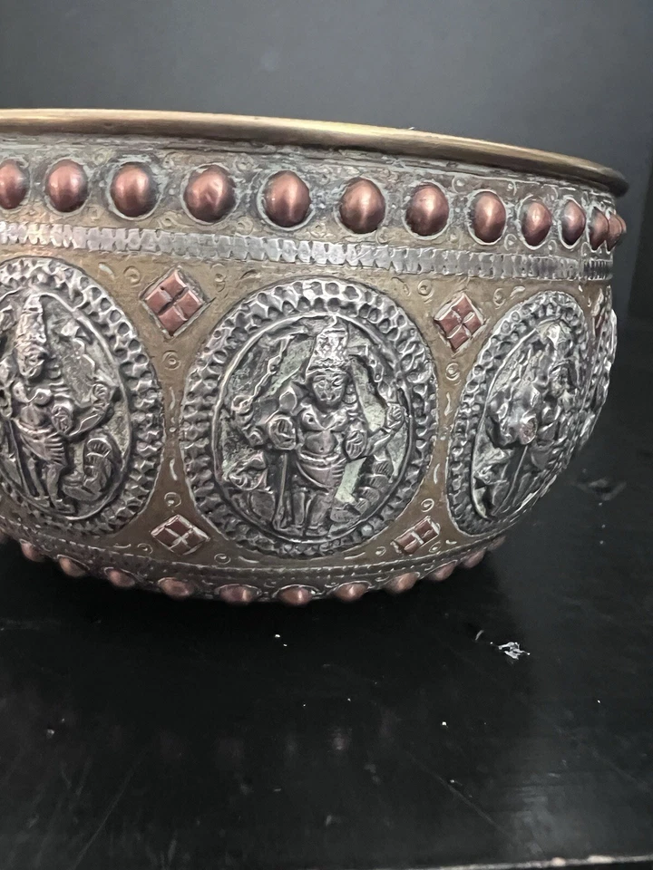 JARRÓN CUENCO DE METAL MEZCLADO CON RECUBRIMIENTO DE PLATA LATÓN TANJORE DEL SUR DE LA India siglo xix Foto 4 de 4