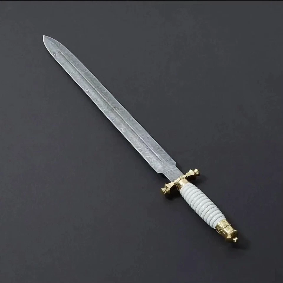 Hermosa espada de acero Damasco hecha a mano personalizada, hecha a medida, con guardia de latón Foto 2 de 2