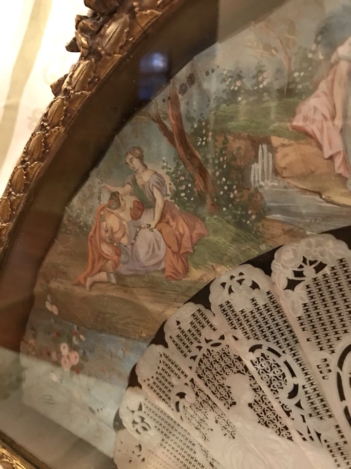 Antiguo abanico francés pintado a mano del siglo XIX en marco de caja de sombra dorada ornamentada. Foto 4 de 4