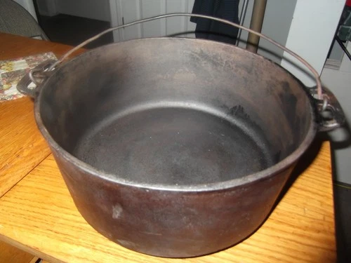 Vintage Cast Iron Wagner Sidney-O  No 9 Dutch Oven , no lid restored