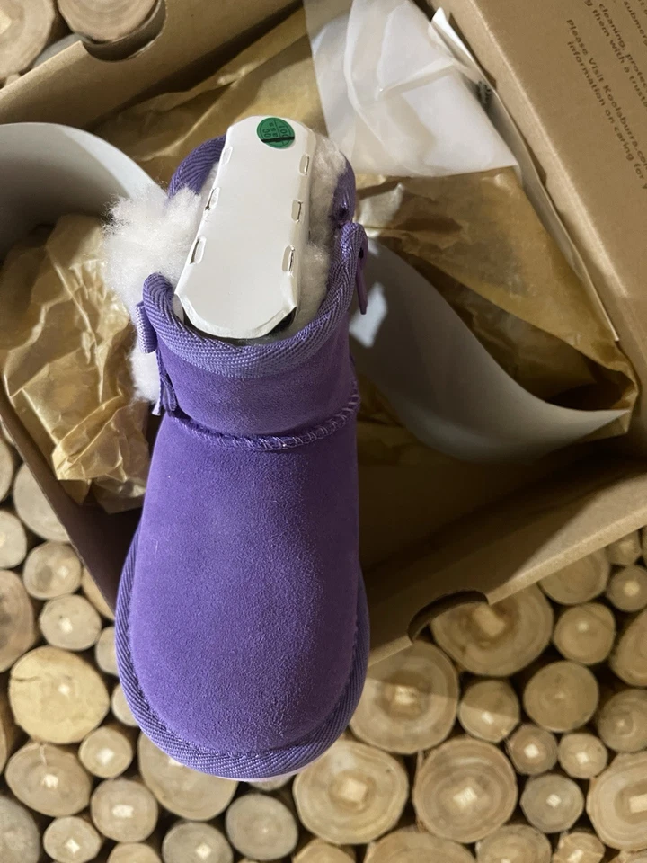 Ugg Victoria 学步儿童 5T Passion Flower 紫色 Koolaburra 蝴蝶结剪羊毛靴 全新带盒 — 第 3/4 张图片